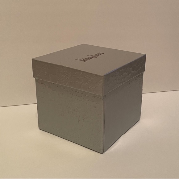 Neiman Marcus Gift Box - Picture 2 of 3